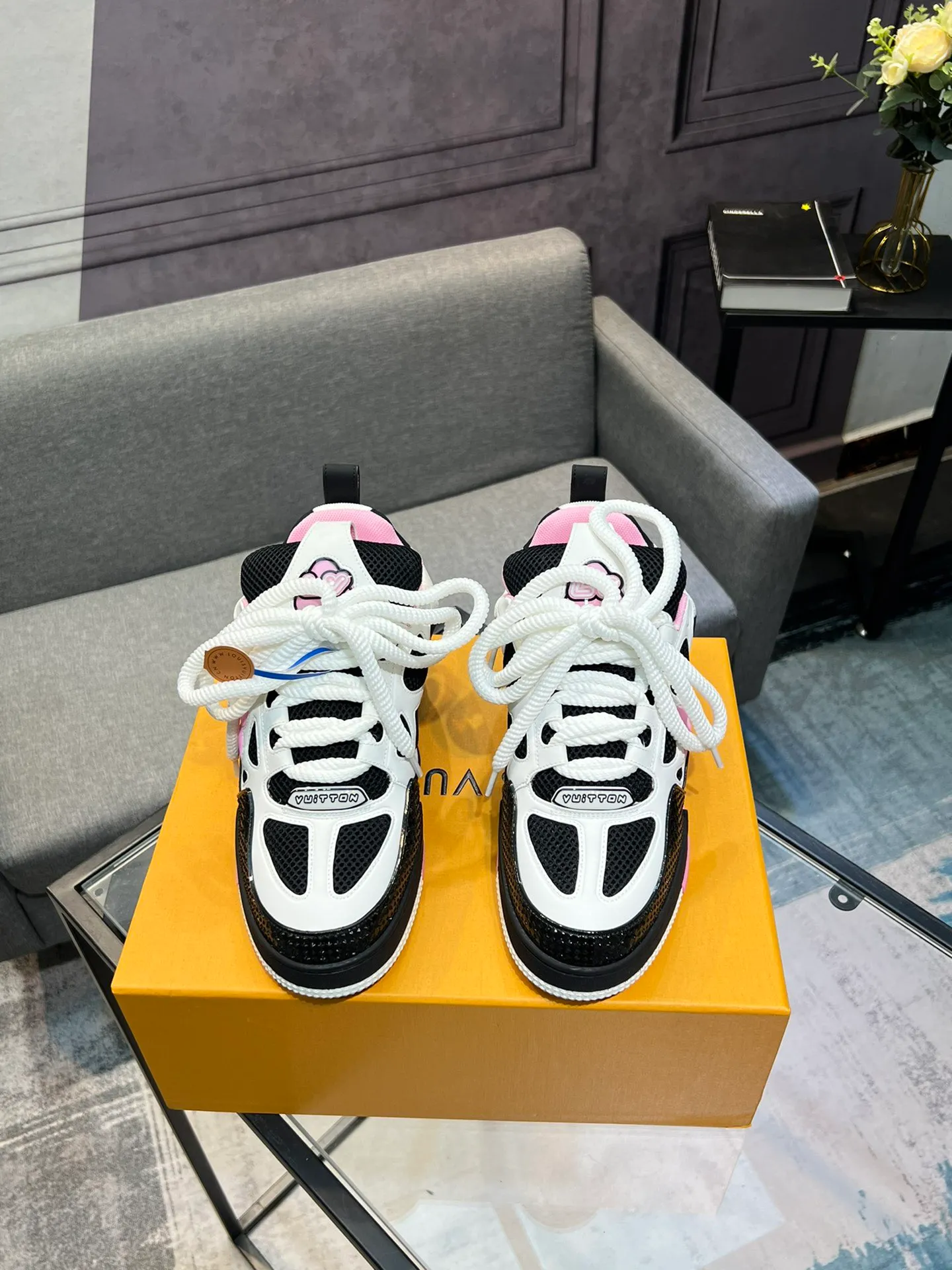 Men's men's shoes💰800 LV top version new style purchasing quality LV~Louis Vuitton LV TRAINER's best-looking sneakers, donkey brand strongly promotes new products, official website limited edition retro basketball sneakers! Both high-top and low-top models spent money to purchase 1:1 accurate reproductions of the originals. The details are invincible and full of sincerity. The imported custom-made original cowhide leather is the same as the original package. The details are 100% restored. The private model customizes the original one-piece TPU outsole. It is different from other brands. Without the original version, this effect cannot be achieved!                Men's and women's models 35-40 39-45 (46 is custom-made and cannot be returned or exchanged)